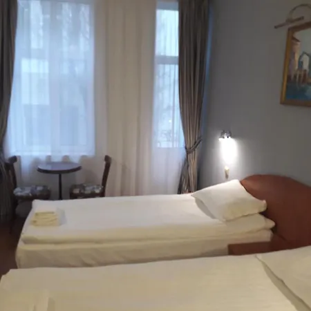 Three Dolphins With A Rooftop Terracе فندق