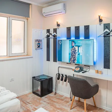 Three Dolphins With A Rooftop Terracе فندق 3*