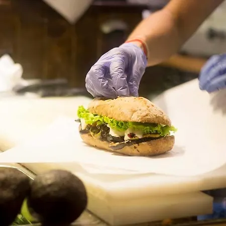 Three Dolphins With A Rooftop Terracе فندق فارنا