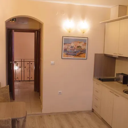 Three Dolphins With A Rooftop Terracе فندق 3*