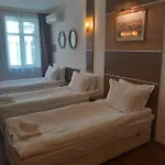 Three Dolphins With A Rooftop Terracе Hotell 3*