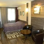 Three Dolphins With A Rooftop Terracе Hotell 3*