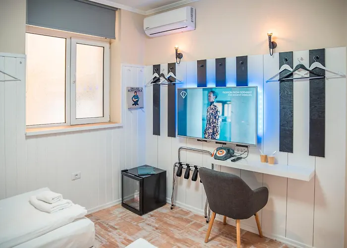 Three Dolphins With A Rooftop Terracе 호텔 3*